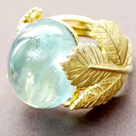 Gold Ring - Picture 3 of 6